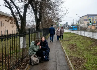 Бил кулаками, пинал и таскал за волосы: неизвестный напал на улице и избил двух школьниц в Волгодонске