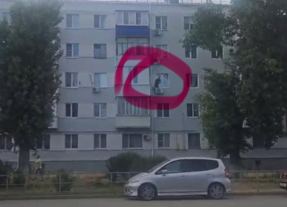 Ловкий мужчина спустился по водосточной трубе в окно многоквартирного дома в центре Волгодонска Ростовской области
