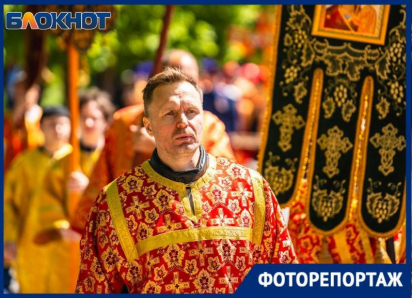 Волгодонск облачился в празднично-красный: православные верующие прошли Крестным ходом по улицам города