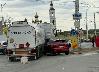 Бензовоз и легковой автомобиль столкнулись на проспекте Строителей