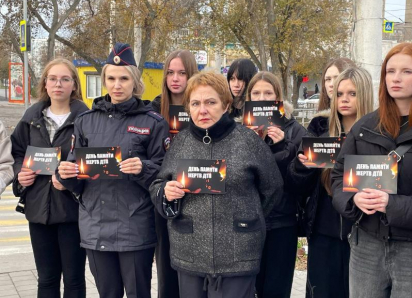 «Мы были в шоке все»: к стихийному мемориалу на месте гибели Оли и Насти их однокурсники и преподаватель возложили цветы