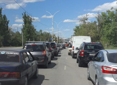 Люди выходят из такси и идут пешком: многокилометровые пробки образовались на въезде и выезде из Волгодонска