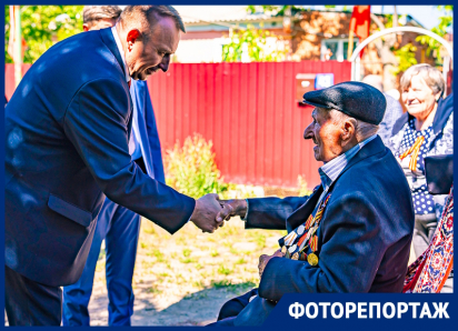 Им уже под 100 лет, но они все еще бодры духом: каждому ветерану подарили концерт возле дома в Волгодонске