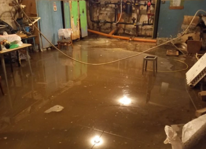 В Волгодонске устраняют последствия затопления подвала канализационными стоками в многоквартирном доме