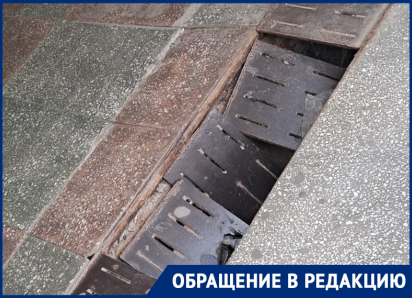 Ловушка для пешеходов: жители жалуются на обвалившуюся ливневую решетку в подземном переходе Волгодонска