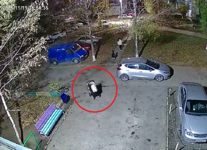 Вышвырнула коляску с орущим младенцем на дорогу поздно вечером на улице: волгодонцы в шоке от поведения молодой мамы