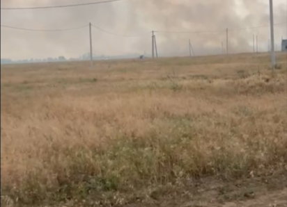 В Волгодонске горит поле с домами для многодетных семей