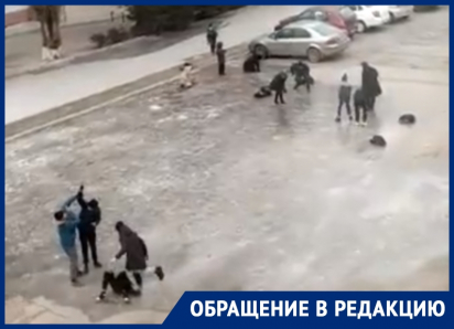 Развлечения по-волгодонски: огромная замерзшая лужа в центре города превратилась в каток для детей