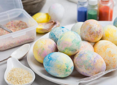 Не только луковая шелуха: 5 стильных и экологичных способов покрасить яйца к Пасхе