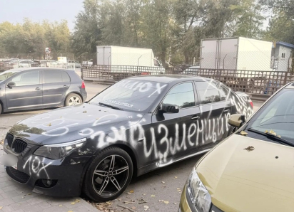Шлюх, тварь, изменщик: в Волгодонске автомобиль пострадал от женской ревности 
