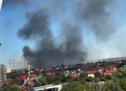 В Волгодонске горит кладбище №2, огонь идет на гаражи