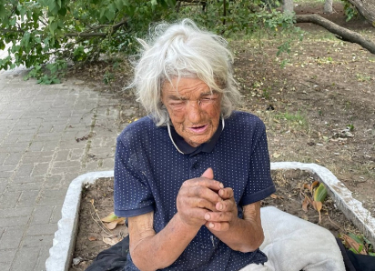 «Я не знаю, что я здесь делаю»: мужчина вывез бабушку в центр Волгодонска и выбросил ее умирать с голода на газон