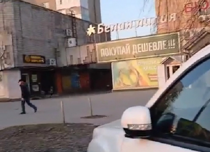 Царапающий гвоздем припаркованные машины хулиган появился в микрорайоне В-8