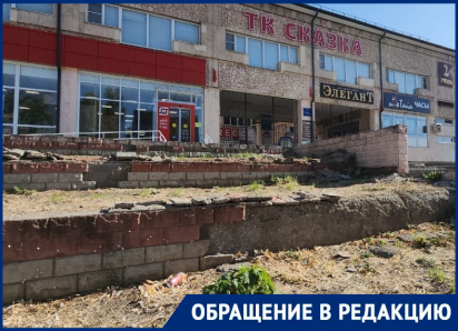 «Снесите это убожество уже!»: жители обеспокоены, что легендарный торговый центр «Сказка» превращается в руины 