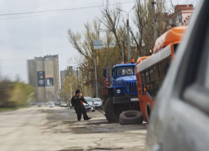 «Оторвало колесо или просела подвеска»: на улице Маршала Кошевого сломался автобус