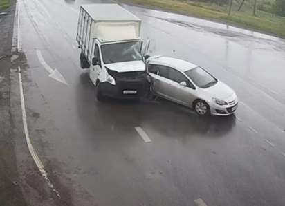 На трассе под Волгодонском «Газель» на полном ходу снесла легковушку