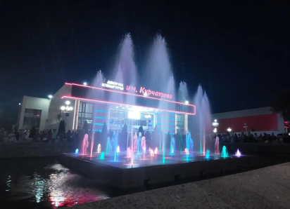 Светомузыкальный фонтан на площади ДК имени Курчатова в День города заработал и засветился после капремонта