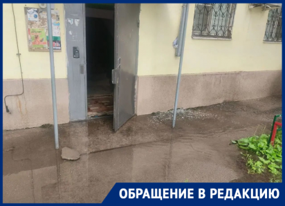 «После дождя у нас океан»: жители дома на Ленина, 92 в Волгодонске просят о помощи