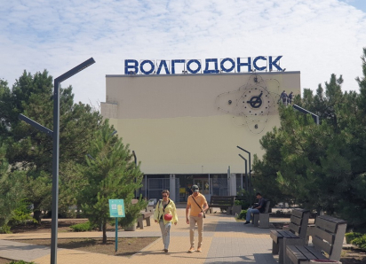 Железнодорожный вокзал в Волгодонске начали перекрашивать
