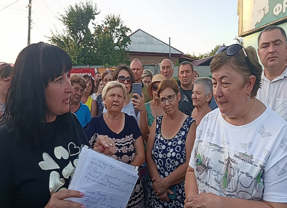 Старики и многодетные семьи почти неделю живут без воды в сорокоградусную жару в поселке Саркел Ростовской области