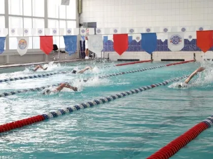 Олар жігітті дәретханаға сорғызуға мәжбүрлеген.