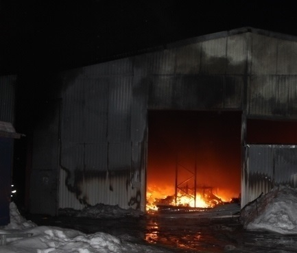В Морозовске произошел крупный пожар на заброшенном складе