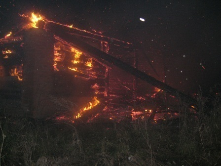 В Мартыновском районе сгорело заброшенное здание