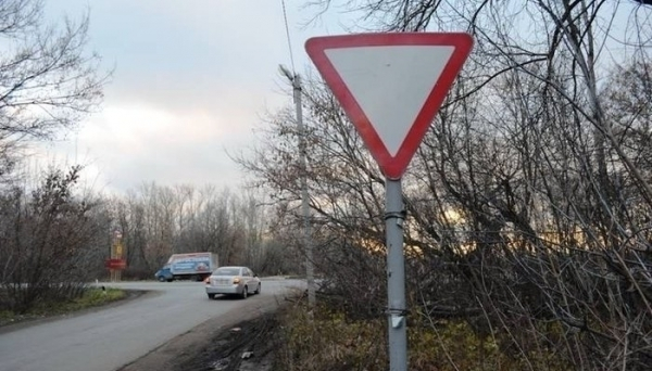 Два друга украли дорожный знак «Уступи дорогу» В Цимлянске