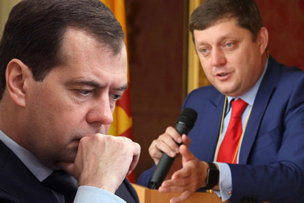 Олег Пахолков обратился к Дмитрию Медведеву с предложением запретить чиновникам и госслужащим платить наличными