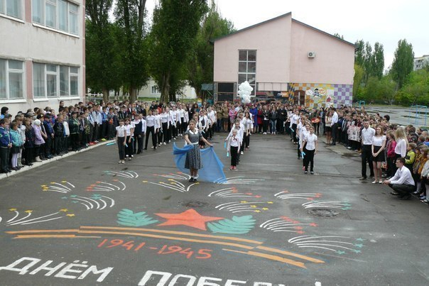 «За них, родных, любимых, желанных таких» - в школе №15 состоялся флешмоб в память о защитниках Отечества