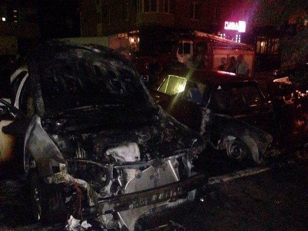В Волгодонске на парковке возле «Гинзы» сгорели «Тойота Камри» и ВАЗ-2106
