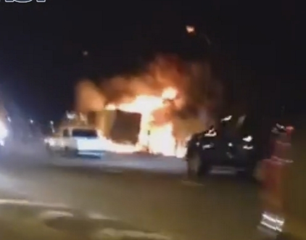 Горящие фуры после жуткого столкновения на дороге Ольгинская-Волгодонск попали на видео