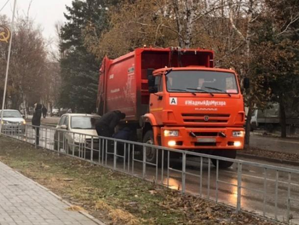 «Жадный до мусора» мусоровоз притер иномарку на 50 лет СССР