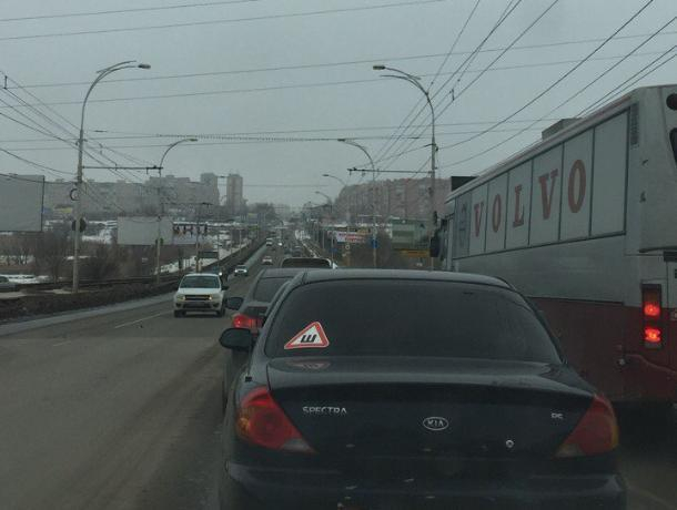 Двойное ДТП иномарок на путепроводе Волгодонска серьёзно затруднило автомобильное движение