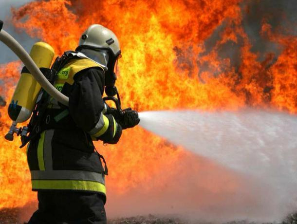 В станице под Волгодонском пожарные спасли дом от полного выгорания