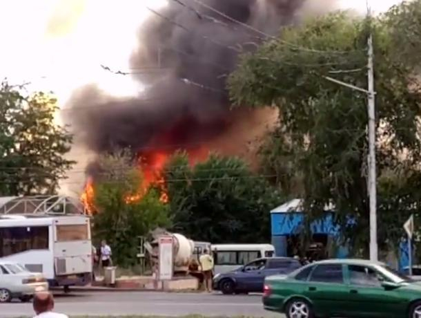Пожар в бывшей автошколе на пятом километре Волгодонска попал на видео