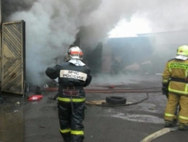 В Волгодонске на неработающем складе случился пожар