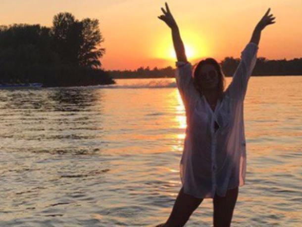 Юлия Ефимова снялась в мокрой рубашке на фоне заката на Дону