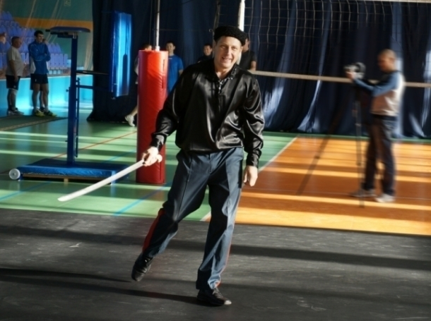 Сотрудники МЧС на спартакиаде трудящихся в Волгодонске показали как надо фланкировать казачьей шашкой и играть в волейбол