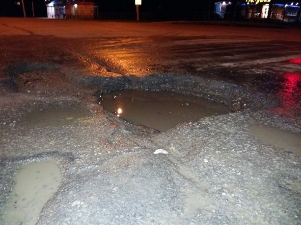 Глубокая яма на оживленном перекрестке испортила автомобиль жителя Волгодонска