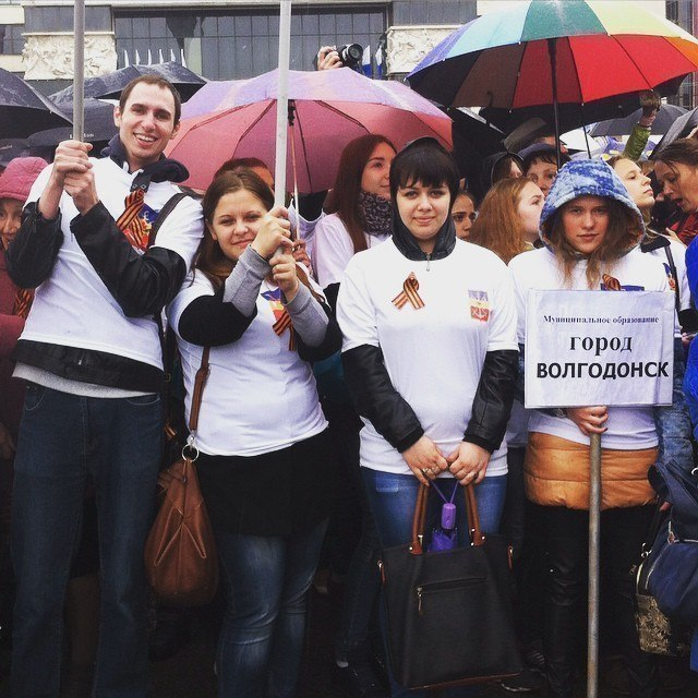 Волгодонцы под дождем на театральной площади в Ростове спели песню «День Победы»