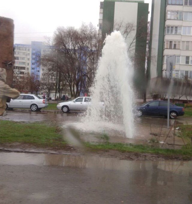 Коммунальный фонтан забил из-под асфальта в микрорайоне В-У в Волгодонске