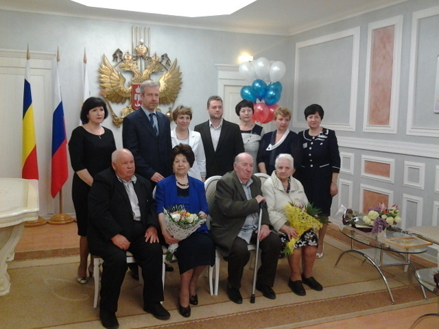 Почетный губернаторский знак присудили двум семейным парам из Волгодонска