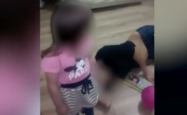 Волгодончанка сняла на видео полуночные пляски детей рядом со спящей на полу пьяной мамой