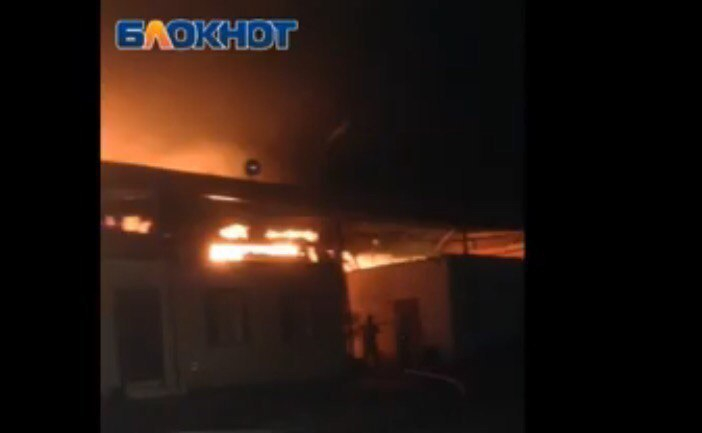 Крупный пожар на складе кондитерских изделий в Волгодонске сняли на видео очевидцы