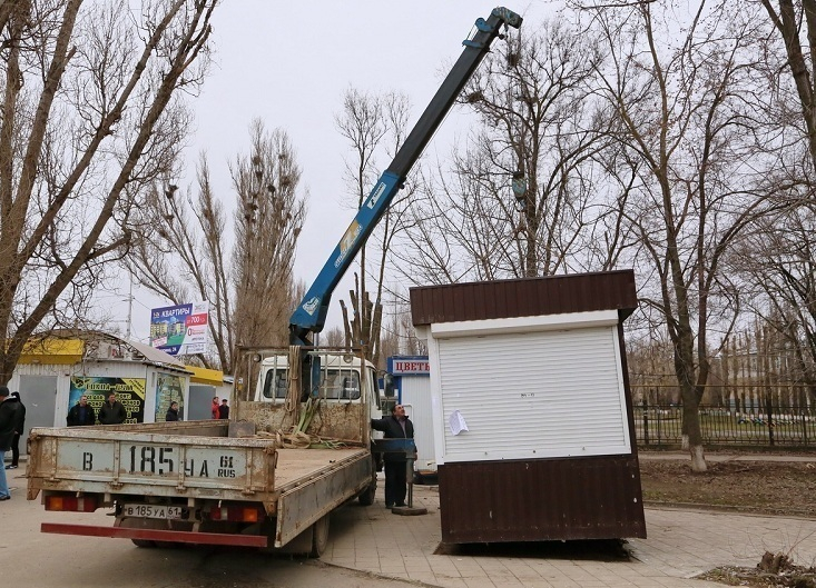 В Волгодонске эвакуатор увез ларек, стоявший возле МИФИ