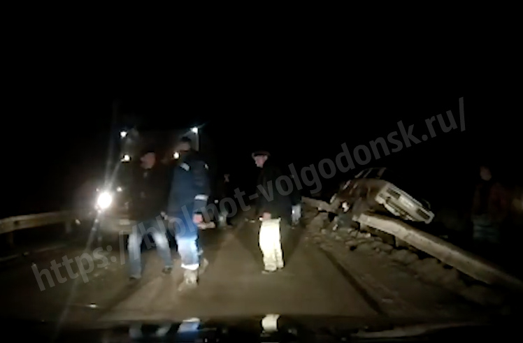 Появилось видео с места ДТП под Волгодонском, где погиб просивший о помощи 34-летний мужчина