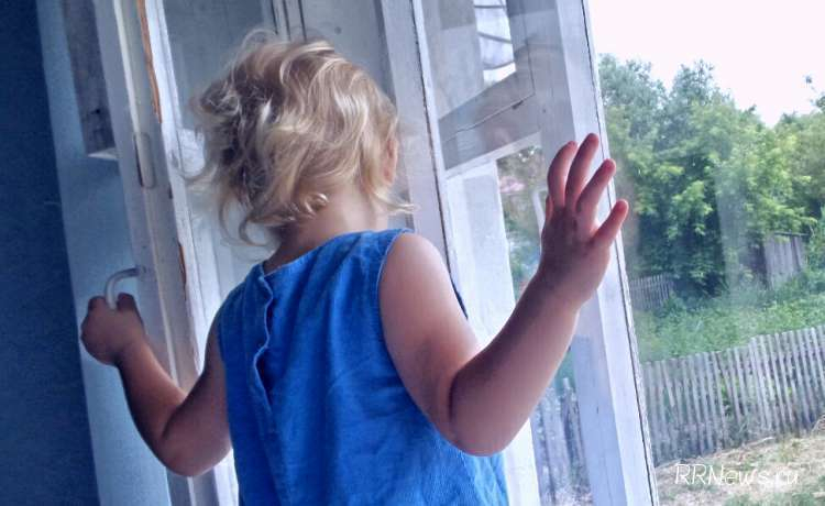 В Волгодонске 6-летняя девочка выпала из окна второго этажа