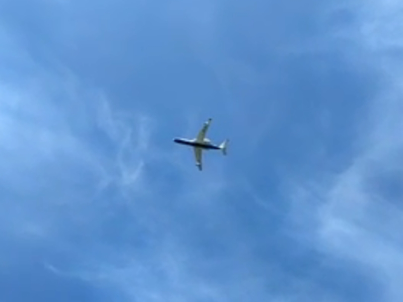 Самолет-амфибия Бе-200 проводит тренировки над Цимлянским водохранилищем