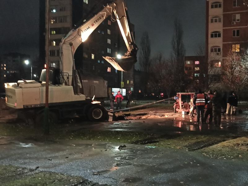Из-за аварии на коллекторе в Волгодонске разрыли территорию школы №22